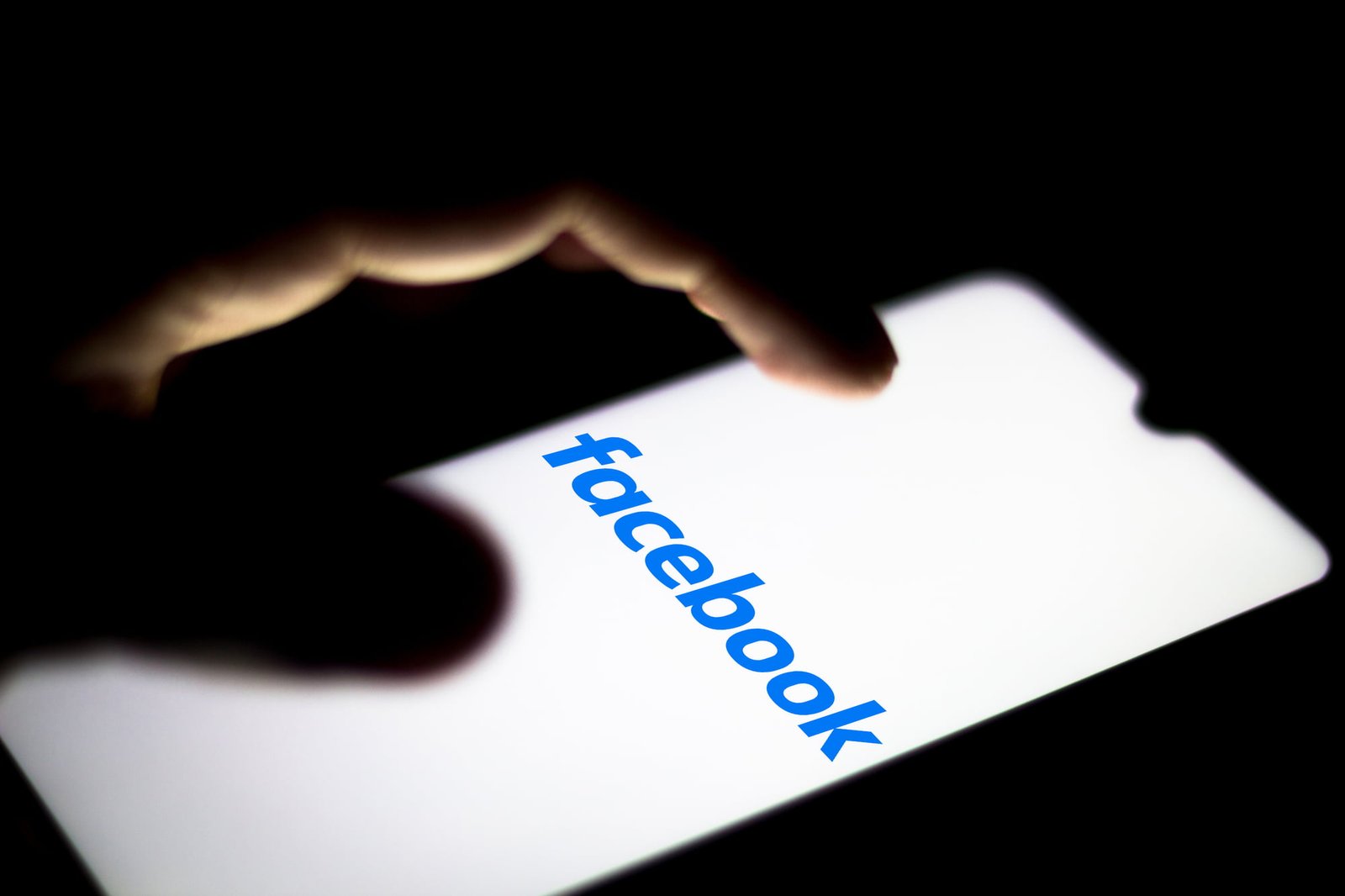 Writing effective Facebook post titles on a laptop