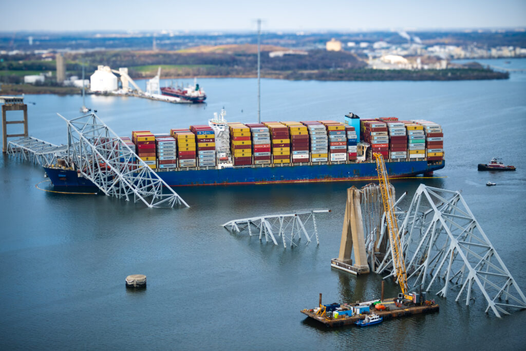 Vista aérea de los restos del puente Francis Scott Key y del buque portacontenedores Dali en Baltimore el 29 de marzo de 2024.