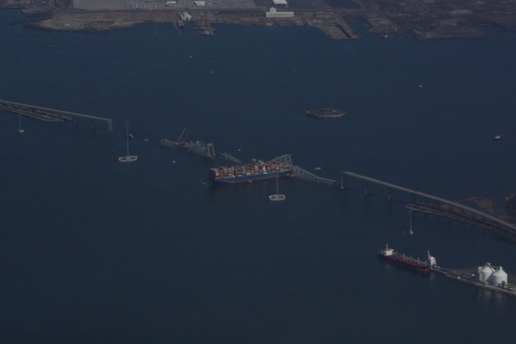 Vista aérea hacia el este del puente Francis Scott Key derrumbado en Baltimore el 31 de marzo de 2024, con Fort Carroll visible.