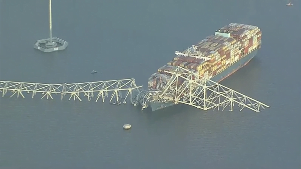 Colapso de puente en Baltimore deja atrapados barcos militares y afecta cadenas globales